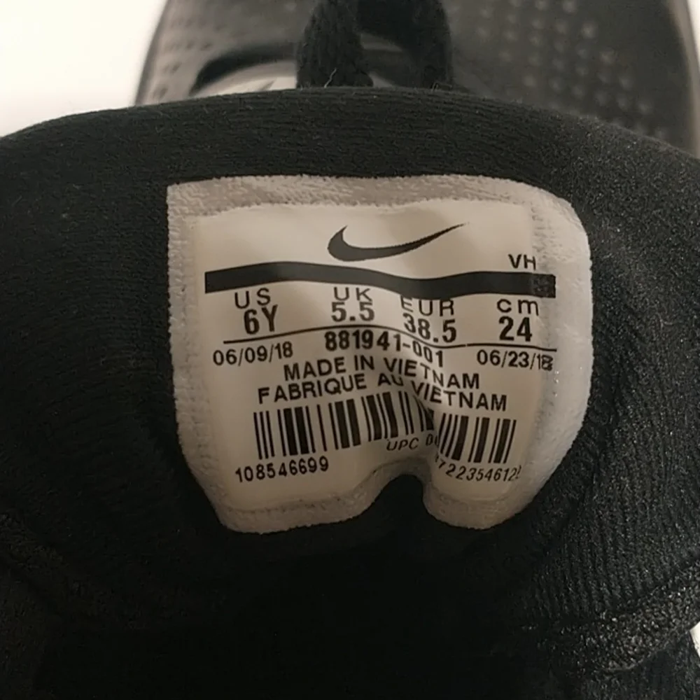 Nike Team Hustle D8 /Youth Basketball Shoes /Sneakers Black 881941-001